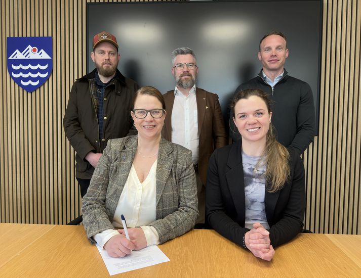Bæjarráð Fjarðabyggðar. Efri röð frá vinstri: Hrafn Bjarnason (M), Ragnar Sigurðsson, formaður bæjarráðs (D), Stefán Þór Eysteinsson (S). Neðri röð frá vinstr: Jóna Árný Þórðardóttir, bæjarstjóri og Þuríður Lillý Sigurðardóttir, forseti bæjarstjórnar (B).