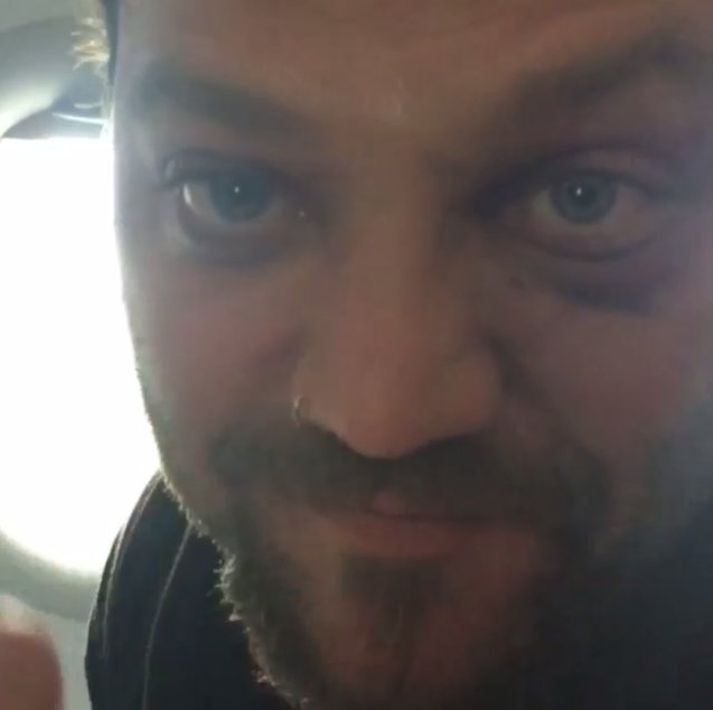 Bam Margera í flugvél á leið frá landinu.