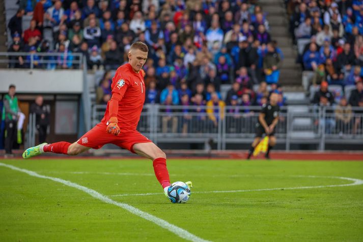 Rúnar Alex Rúnarsson spyrnir boltanum fram völlinn. 