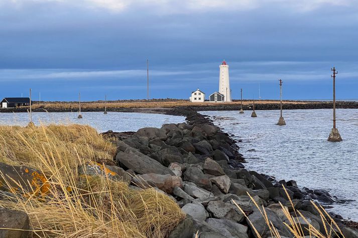 Sjúkrabílar og bátur voru ræstir út og kafarar settir í viðbragðsstöðu. 