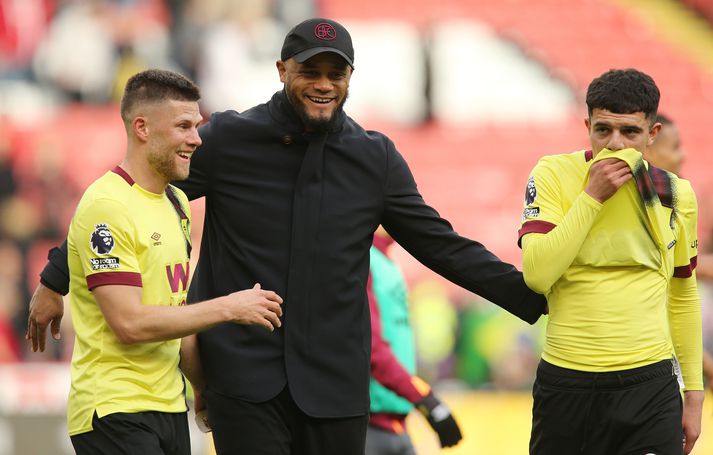Jóhann Berg Guðmundsson með knattspyrnustjóranum Vincent Kompany eftir 4-1 sigur Burnley á Sheffield United.