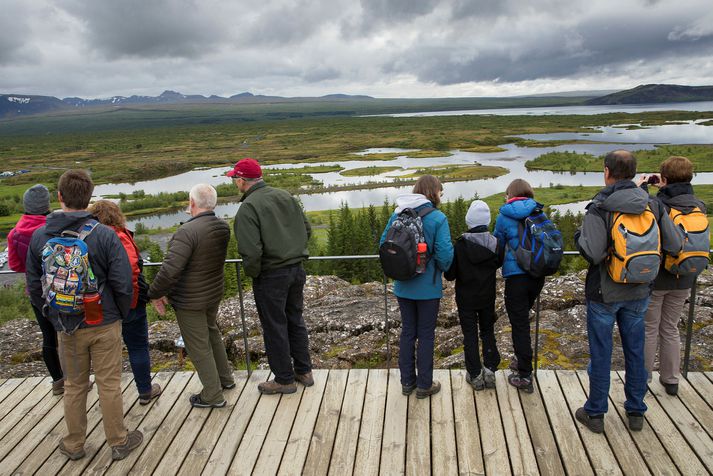 Ferðamenn á Þingvöllum en út er komin skýrsla um stöðu útlenskra starfsmanna í íslenskri ferðaþjónustu.