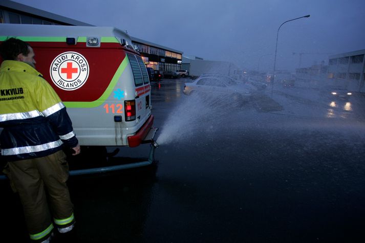 Varðstjóri hjá slökkviliðinu hvetur fólk til að hreinsa snjó frá niðurföllum og af svölum svo vatn renni ekki inn í hús.