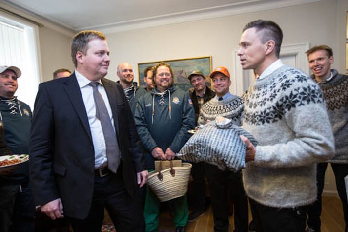 Sigmundur Davíð tók á móti gjöf frá Bandaríska beikonbræðralaginu.