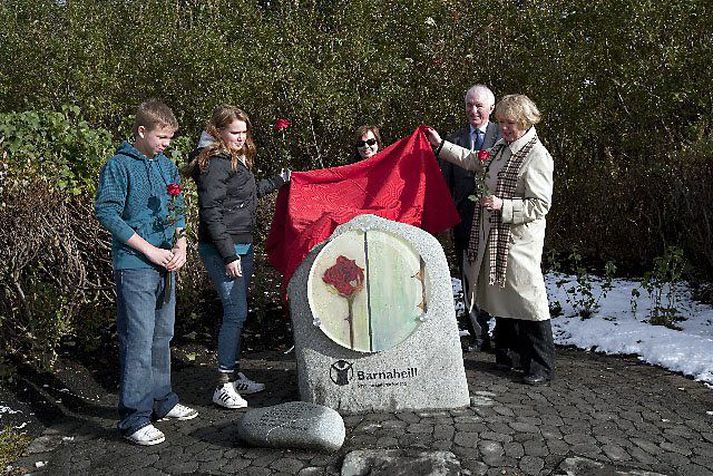 Rósin Minnismerkið er gegnt þvottalaugunum í Laugardal.Mynd/Barnaheill