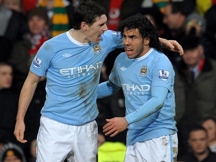 Gareth Barry og Carlos Tevez.