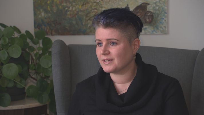 Alma Hrönn Hrannardóttir hefur barist eins og ljón fyrir réttindum dóttur sinnar sem er einhverf. Baráttan hefur tekið sinn toll en Alma segist aldrei gefast upp. 