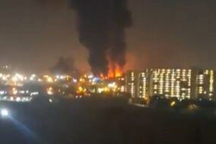 Skjáskot úr myndbandi sem er í dreifingu sem á að sýna eldsvoða á flugvellinum í Tehran.