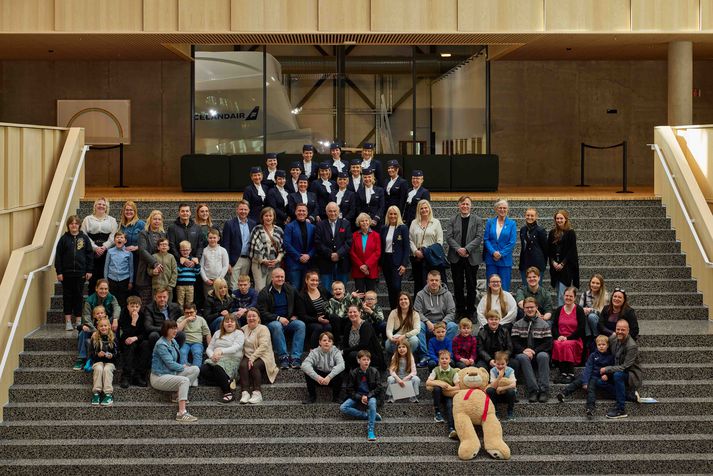 Á myndinni eru styrkþegar ásamt aðstandendum Vildarbarna við úthlutunina.