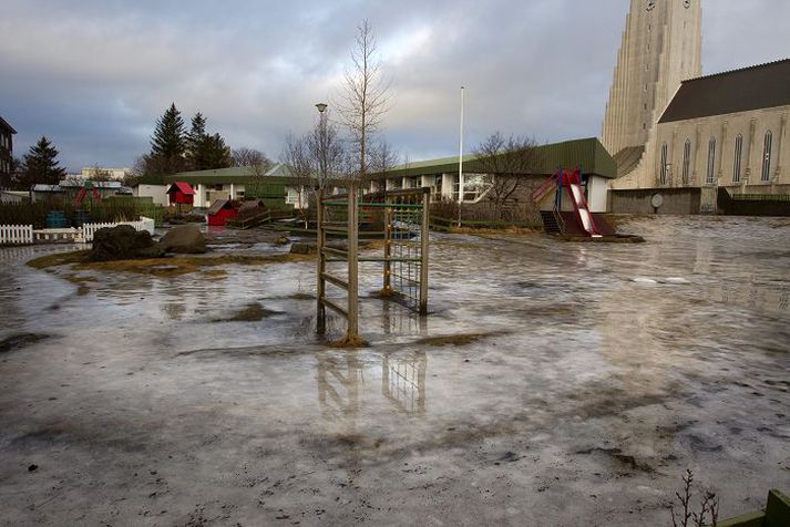 Varað er við mikilli hálku í dag vegna bráðnunar snjós og rigninga.