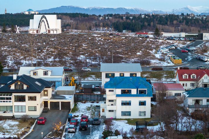 Portúgalskur maður fannst látinn á Skjólbraut í Kópavogi í nóvember í fyrra. Grískur maður er grunaður um að hafa drepið hann. 