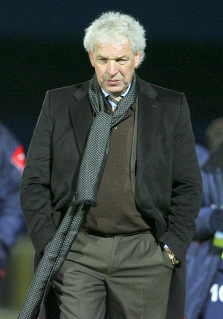 Klaus Toppmöller gengur af velli á Windsor Park í Belfast í síðustu viku.