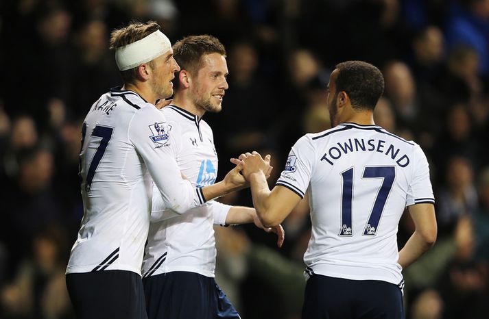 Gylfi fagnar marki í leik með Tottenham.