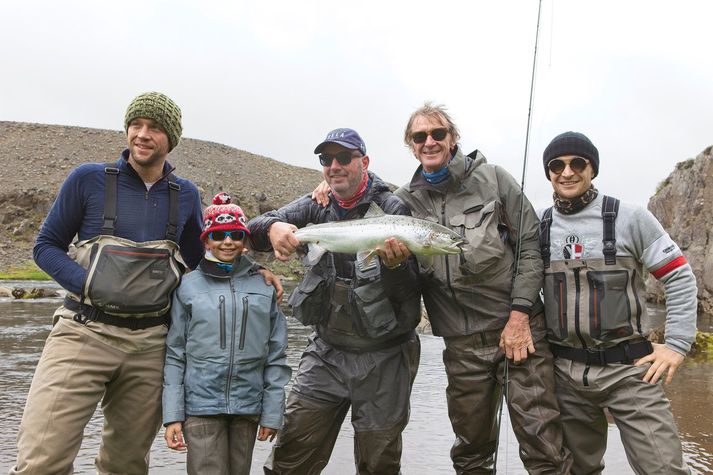 Jim Ratcliffe og börn í Selá. Sam,Julia, Gísli Ásgeirsson frá veiðifélaginu Streng, Jim og George.