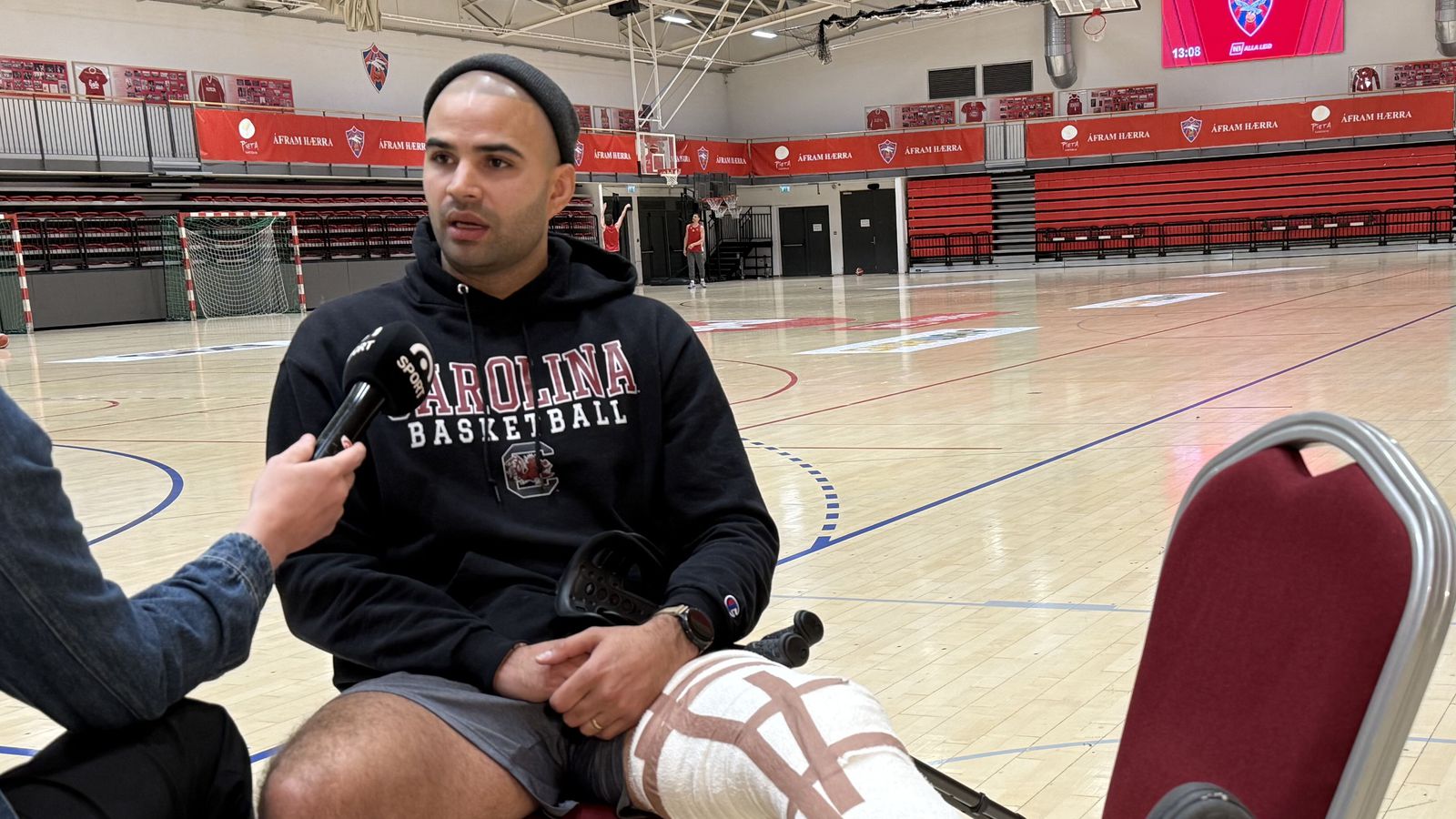 Hné­skel Franks Arons brotnaði