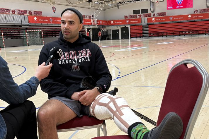 Frank Aron er í heljarinnar gipsi vegna hnéskeljarbrots sem mun halda honum frá vellinum í hálft ár hið minnsta.