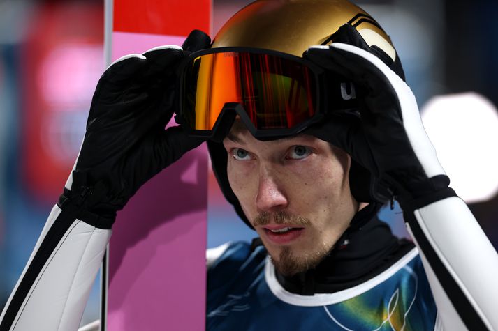 Johann Andre Forfang vann til bronsverðlauna á Vetrarólympíuleikunum í dag, rúmum tveimur vikum eftir að faðir hans lést eftir baráttu við krabbamein.