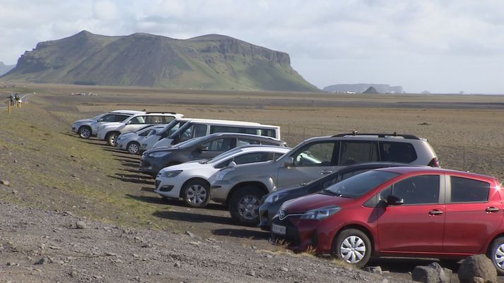 Enginn aðstaða er við þjóðveginn yfir Sólheimasanda fyrir bíla en þar leggja ferðamenn í röðum við vegkantinn.