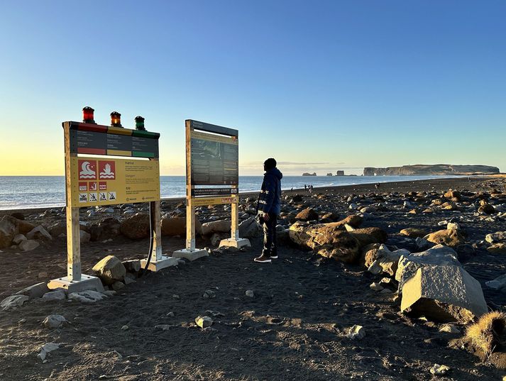 Nowe tablice informacyjne i ostrzeżenie świetlne, które zainstalowano na plaży.