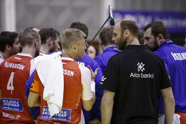 Guðjón Valur Sigurðsson ræðir málin við nýja aðstoðarþjálfara liðsins, Ólaf Stefánsson.