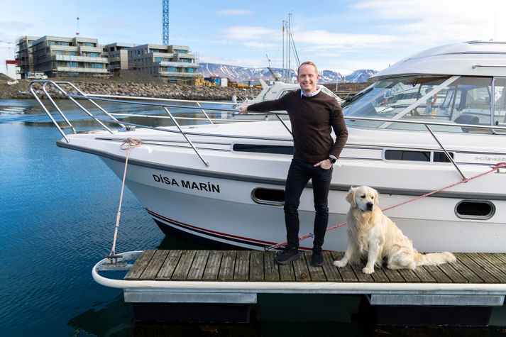 Aríel Pétursson, formaður Sjómannadagsráðs og sjóliðsforingi, með hundinum Káti sem eflaust vaknar töluvert á undan Aríel á morgnana. Enda segist Aríel taka af sér snjallúrið vel fyrir miðnætti af ótta við að það opinberi slæmar svefnvenjur hans.