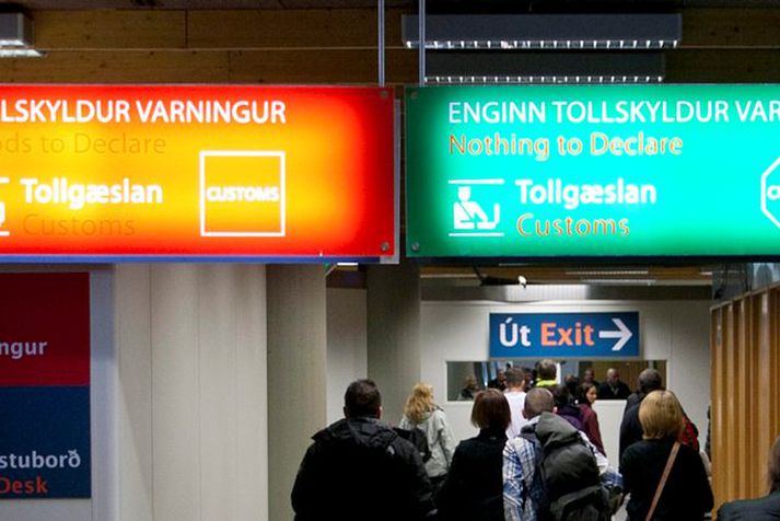 Konan var tekin í Leifsstöð.