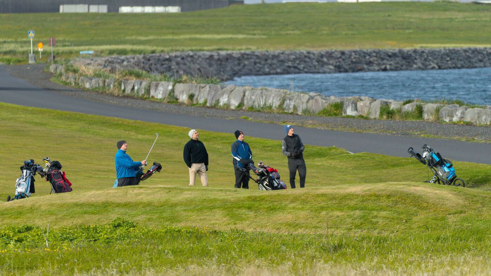 Á sjúkra­hús eftir að hafa kastast úr golfbíl