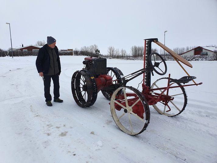 Kristján Helgi við Cantaur dráttarvélina, sem hann hefur gert upp síðustu sjö ár. Vélin er ágerð 1934.