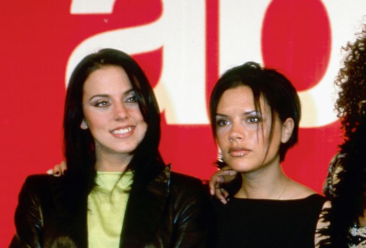 Mel C, eða Sporty Spice, og Victoria Beckham, eða Posh Spice, þegar vinsældir Kryddpíanna stóðu sem hæst.