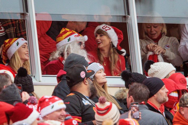 Taylor Swift og jólasveinninn mættu bæði á leik Kansas City Chiefs og Las Vegas Raiders á síðasta jóladag og ekki spillti það fyrir áhorfinu.