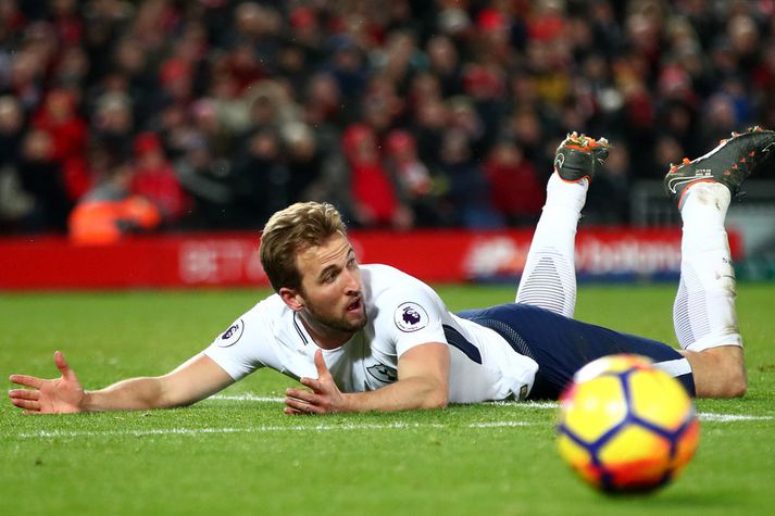 Harry Kane horfir til dómarans sem skömmu seinna dæmdi víti.