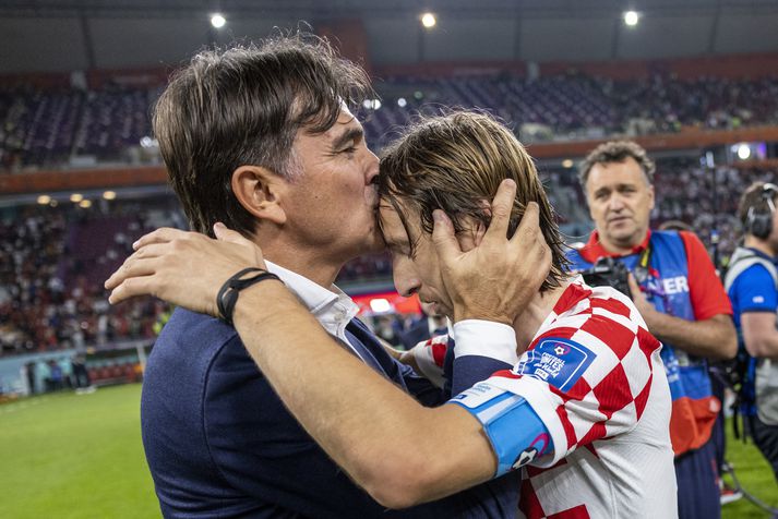 Zlatko Dalic kyssir Luka Modric eftir að Króatía vann bronsverðlaun á HM í Katar.