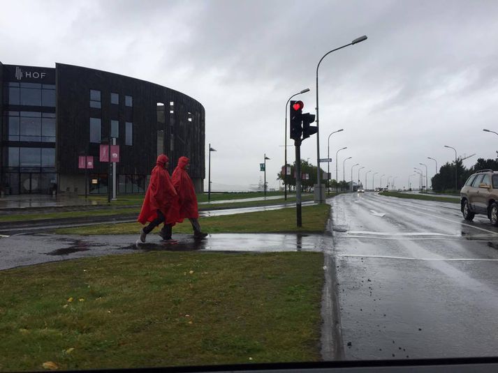 Kjósendur ættu að fara að fordæmi þessa tveggja vegfarenda og klæða sig eftir veðri.