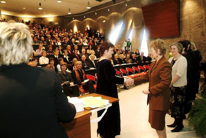 Brautskráning. Því fleiri gráður, því fleiri bækur í hillum og færri stundir á barnum.