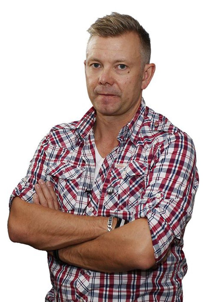 Casper Christensen og Iben Hjejle eru hætt saman og er Casper kominn með nýja stúlku upp á arminn, hún er átján árum yngri en hann og er dóttir grínistans Jarls Friis-Mikkelsen.