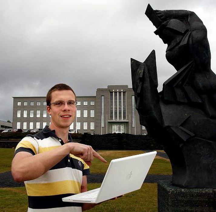 Vefsíðan skiptibokamarkadur.is verður formlega opnuð í dag. Valur Þráinsson, stofnandi síðunnar, segir að vefsíðan sé notendum alfarið að kostnaðarlausu og er hún fjármögnuð með auglýsingatekjum. fréttablaðið/gva