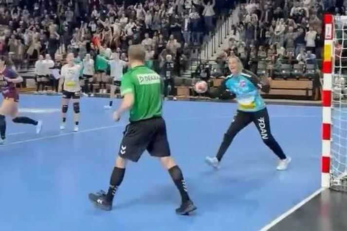 Leikmenn danska liðsins voru skiljanlega mjög ósáttir við það að lettneski dómarinn dæmdi markið gilt.