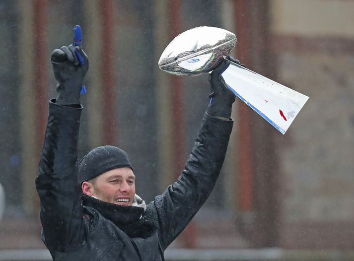 Brady með bikarinn í Boston í dag.
