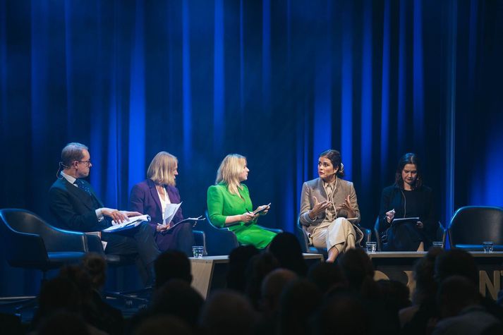 Þórdís Kolbrún ásamt þeim Tobiasi Billström, utanríkisráðherra Svíþjóðar, Anniken Huitfeldt, utanríkisráðherra Noregs og Johönnu Sumuvuori, ráðuneytisstjóra í finnska utanríkisráðuneytinu, í pallborðsumræðunum í dag.