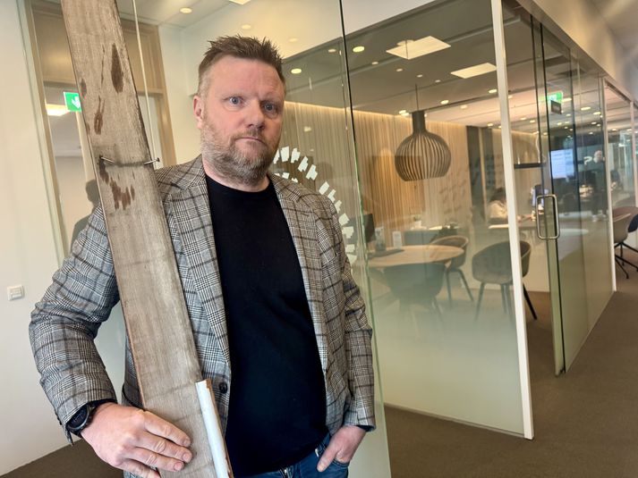 Þorgils mætti með búta úr þakskegginu þar sem á var kústskaft. 
