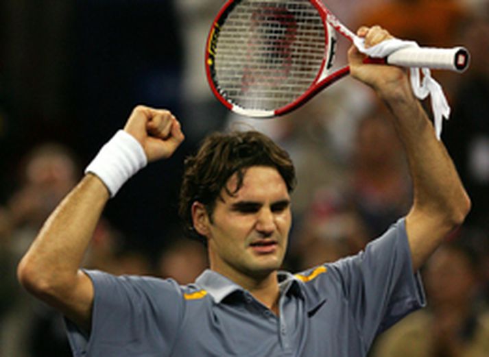 Roger Federer hóf titilvörnina á Opna ástralska meistaramótinu með sigri.