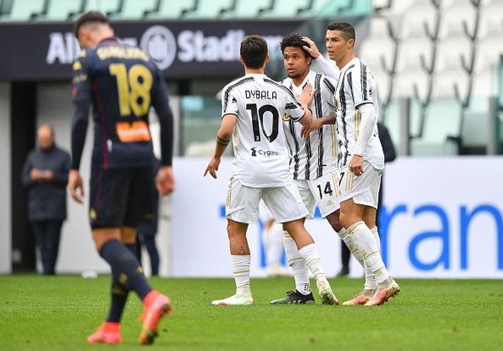 Dybala, McKennie og Ronaldo fagna þriðja marki Juventus.
