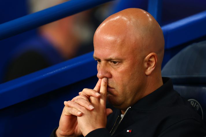 Arne Slot, knattspyrnustjóri Liverpool, sést hér þungt hugsi á Parc des Princes í gær þar sem Paris Saint-Germain lék sér að liði hans.