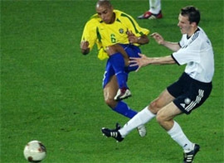 Roberto Carlos í einvígi við Dieter Harmann í úrslitaleik HM 2002
