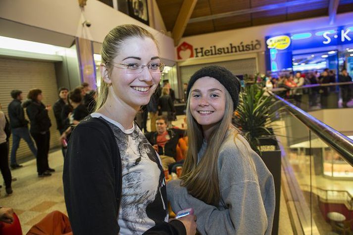 Lilja María Pálmadóttir og Hrafnhildur Sól Sigurðardóttir biðu spenntar í biðröðinni.