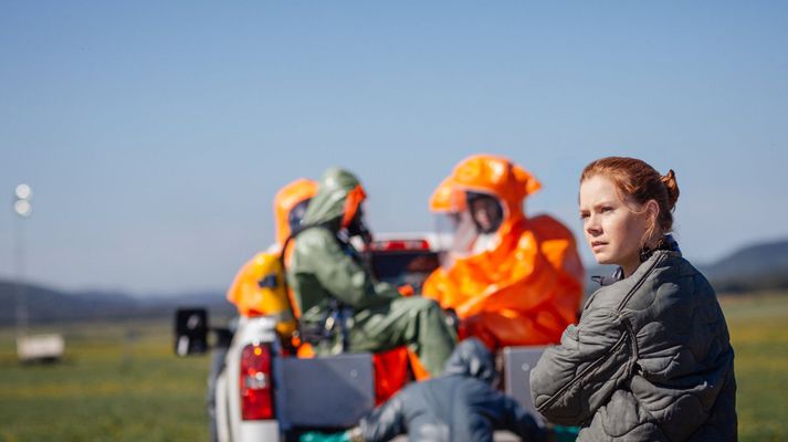 Amy Adams í hlutverki sínu sem málvísindasérfræðingurinn Louise Banks. Henni tekst að eigna sér alla myndina áreynslulaust og gefa henni mikla sál.