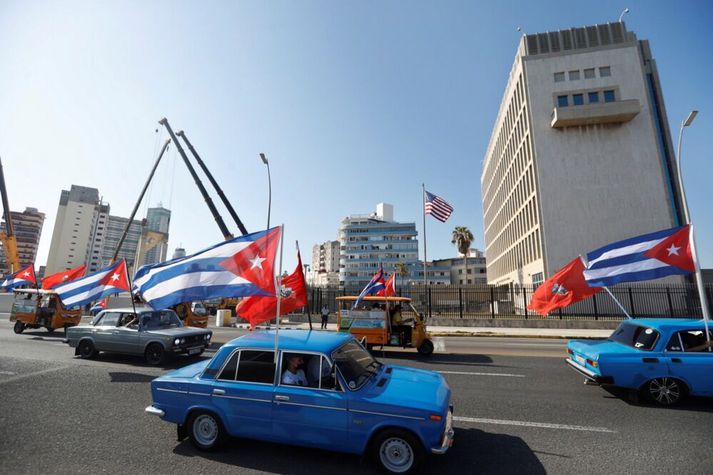 Kúbverjar sýna samstöðu fyrir utan sendiráð Bandaríkjanna á Kúbu. 