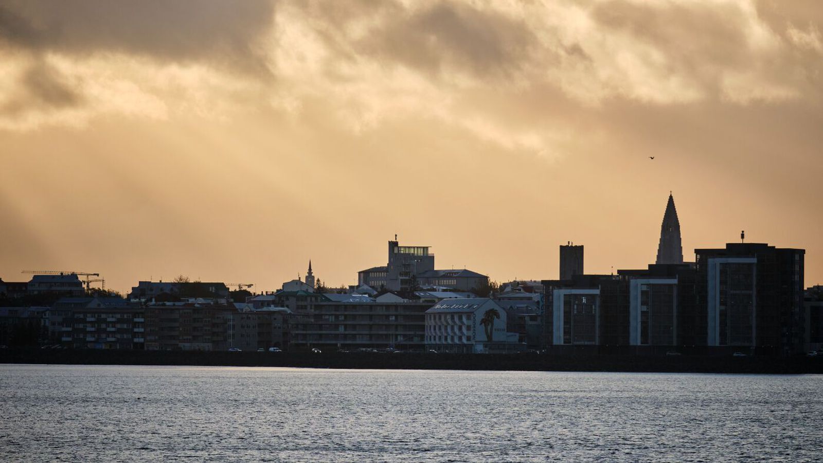 Norð­austan­átt og strekkingur nokkuð víða