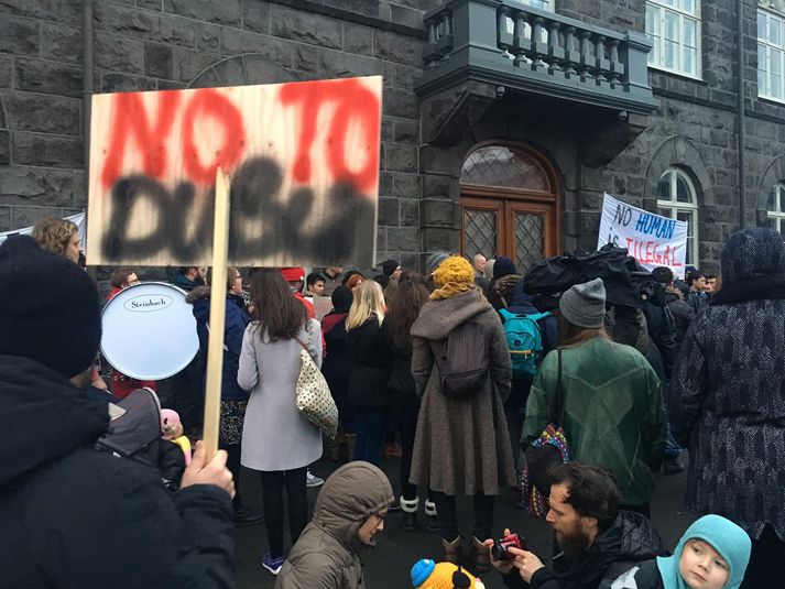 Fjölmenni var á mótmælunum og héldu mótmælendur á skiltum og fánum.