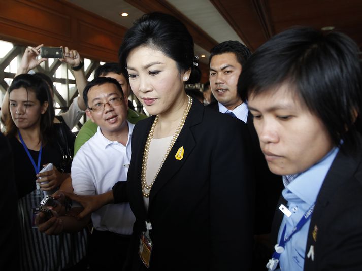 Yingluck Shinawatra er systir Thaksin Shinawatra, sem flæmdist frá Tælandi, vegna ásakana um spillingu í embætti.